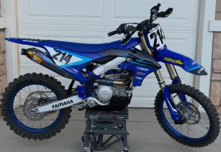 New bike who dis? Ready to get back on the track after the unfortunate loss of my 2020 after a rock cracked my case causing extensive damage to the motor. The new 2026 is looking great thanks too the support of my sponsors. @factoryeffex @acerbisusa @ridedunlop @odigrips